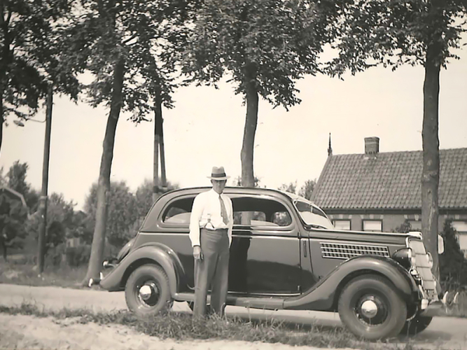 1941 - Jan Dzn. Singer koopt de resterende 56% van de aandelen van de broers Bijvoets. Het bedrijf is nu volledig in handen van de Singer Family. <br>